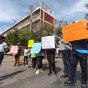 Manifestación de padres de familia por el desplazamiento de todos los alumnos y docentes de la Secundaría Técnica número Uno (ETI), así como de la Escuela Primaria Tipo 21 de Agosto.